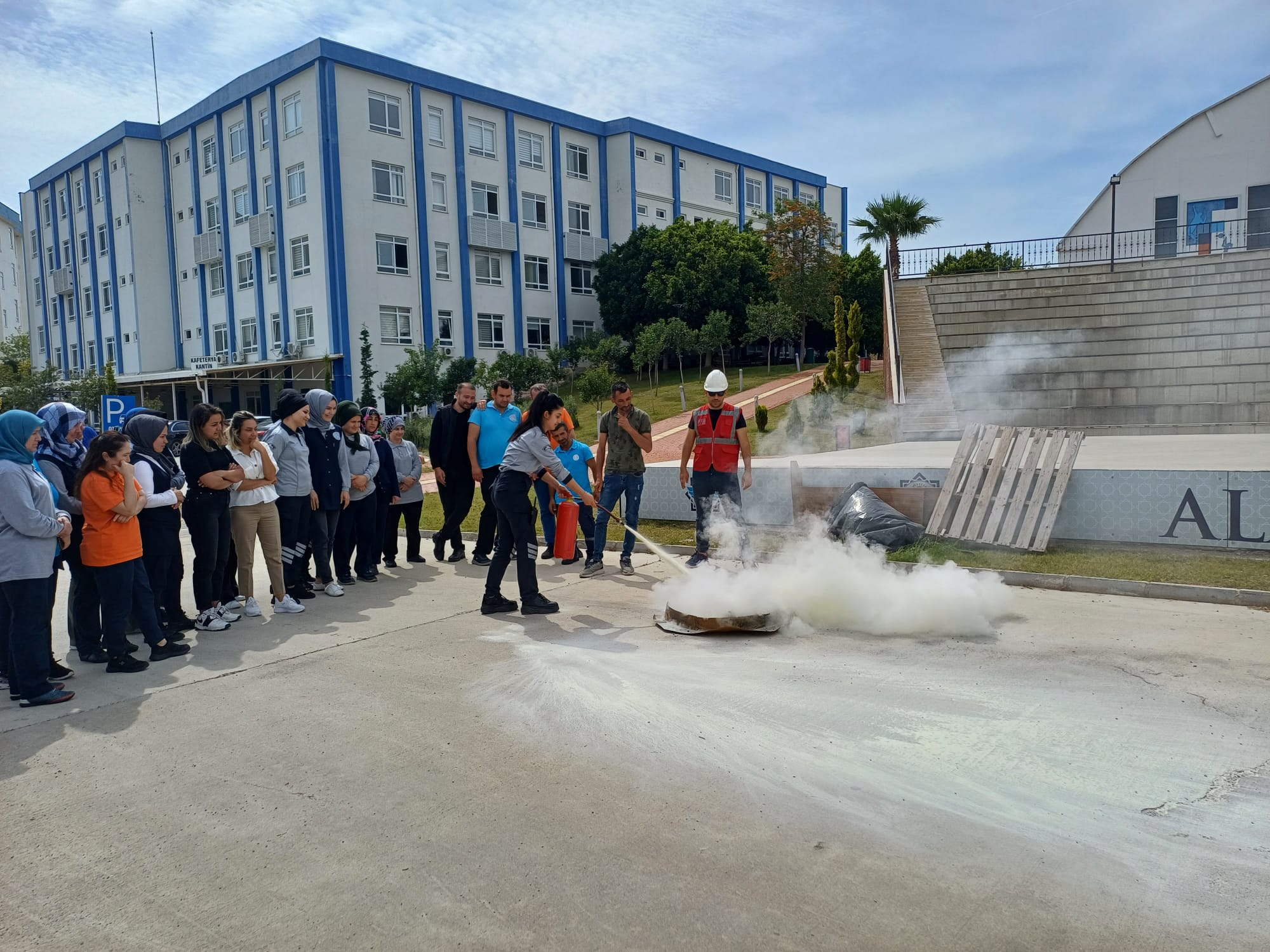 ÜNİVERSİTEMİZ GÜVENLİK VE TEMİZLİK PERSONELLERİNE YANGIN TATBİKATI EĞİTİMİ VERİLDİ