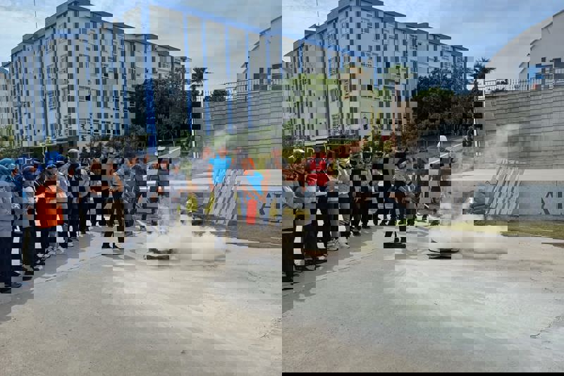 ÜNİVERSİTEMİZ GÜVENLİK VE TEMİZLİK PERSONELLERİNE YANGIN TATBİKATI EĞİTİMİ VERİLDİ