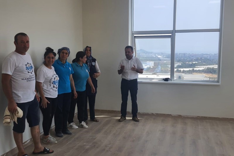 Daire Başkanlığımız tarafından yeni rektörlük binamızın temizlik işlemleri yapılmaktadır.