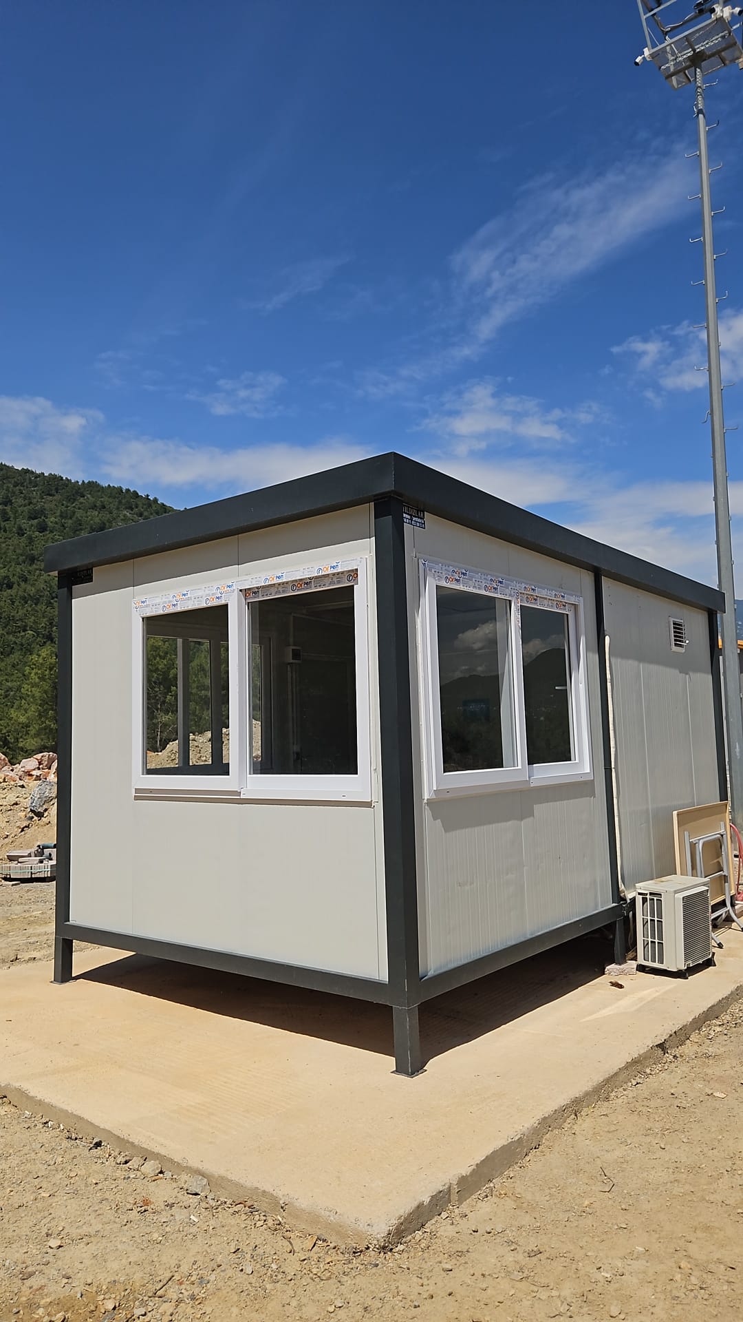 Üniversitemiz Kestel Yerleşkesi ve Cikcilli Yerleşkesindeki güvenlik noktaları için güvenlik kabinleri daire başkanlığımızca yaptırılarak hizmete girmiştir.