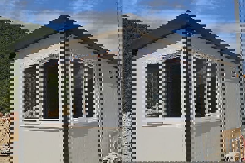 Üniversitemiz Kestel Yerleşkesi ve Cikcilli Yerleşkesindeki güvenlik noktaları için güvenlik kabinleri daire başkanlığımızca yaptırılarak hizmete girmiştir.